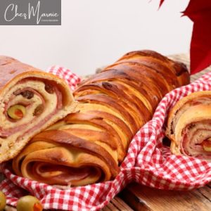 Pan de jamón. Deliciosa receta venezolana, pan con relleno de jamón, tocino, pasitas y aceitunas